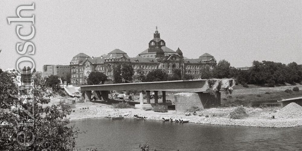 Die am 11. September 2024 eingestürzte Carolabrücke in Dresden während der Abrissarbeiten am 15. Juni 2025, dahinter die Staatskanzlei