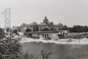 Die am 11. September 2024 eingestürzte Carolabrücke in Dresden während der Abrissarbeiten am 15. Juni 2025, dahinter die Staatskanzlei