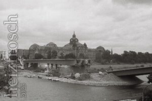 Die am 11. September 2024 eingestürzte Carolabrücke in Dresden während der Abrissarbeiten am 16. Juni 2025, dahinter die Staatskanzlei