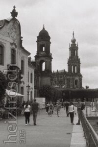 Die Brühlsche Terrasse in Dresden mit Ständehaus und Hofkirche am 16. Juni 2025