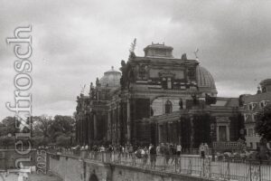 Die Brühlsche Terrasse in Dresden mit dem Albertinum und der Kunsthochschule am 16. Juni 2025
