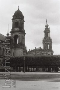 Die Brühlsche Terrasse in Dresden mit Ständehaus und Hofkirche am 16. Juni 2025